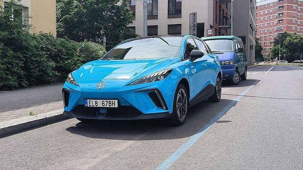 Praha si došlápla na elektromobily. Parkování zadarmo končí, řidiči se dočkají slevy