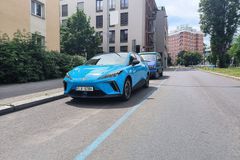 Parkování elektromobilů zdarma v Praze skončí. Už to nedává smysl, říká Hřib
