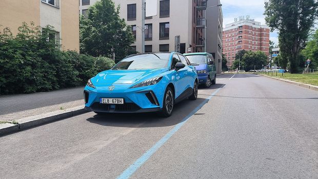 Parkování elektromobilů zdarma v Praze skončí. Už to nedává smysl, říká Hřib