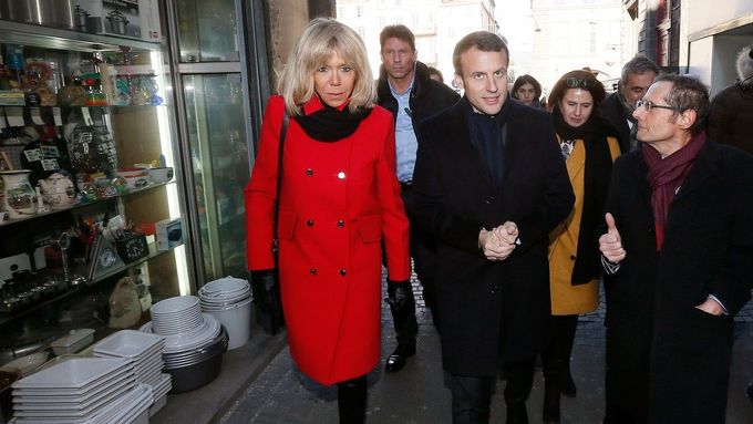 Nový prezidentský pár Francie - Emmanuel a Brigitte Macronovi.