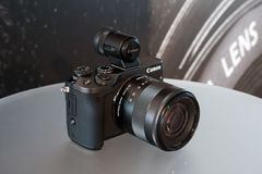 Třemi novými fotoaparáty oslavil Canon třicet let úspěšných přístrojů systému EOS