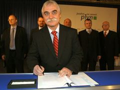 Ministr Milan Urban podepisuje dohodu se zástupci plynařských společností v paláci Žofín.