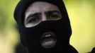 A coal miner shouts during clashes with Spanish national riot police in the surroundings of the "El Soton" coal mine in El Entrego, near Oviedo, northern Spain June 15, 2012. The miners were protesting against the government's proposal to decrease funding for coal production. REUTERS/Eloy Alonso (SPAIN - Tags: CIVIL UNREST BUSINESS EMPLOYMENT ENERGY) Published: Čer. 15, 2012, 12:21 odp.