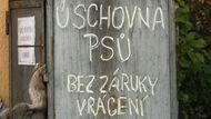 Tato podivná schránka s podivným nápisem a obsahem se nacházela v roce 2013 v Buchlově.