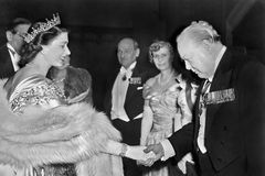 Královna Alžběta II. a Winston Churchill v roce 1950.