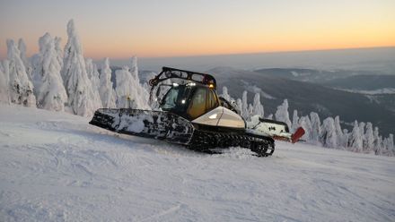 Sníh, kam jen oko dohlédne. Projeli jsme se s rolbařem na sjezdovce v Krkonoších
