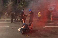Napětí v Srbsku roste, noční protesty proti prezidentovi provázelo další násilí