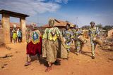 Egunguni vstupují za divokého zvuku tamtamů do vesnice Atchoukpa nedaleko nigerijských hranic.