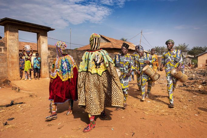 Fotoroeportáž Michala Novotého z obřadů vodun (vúdú, woodoo) v africkém Beninu