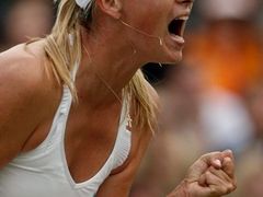 Povzbuzování Marii Šarapovové během zápasu na turnaji ve Wimbledonu s Venus Williamsovou.