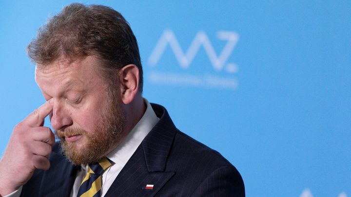 Polský ministr zdravotnictví odstoupil. Čelil kritice kvůli podezřelému nákupu roušek