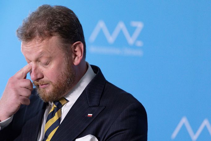 Polský ministr zdravotnictví Lukasz Szumowski na tiskové konferenci, při které oznámil svou rezignaci.