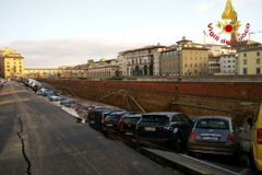 Ve Florencii se propadlo 200 metrů nábřeží řeky Arno. V centru města neteče voda