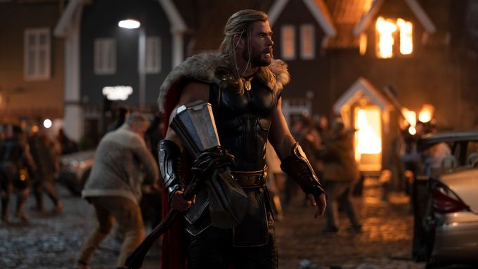 Film Thor: Láska jako hrom promítají kina od čtvrtka.