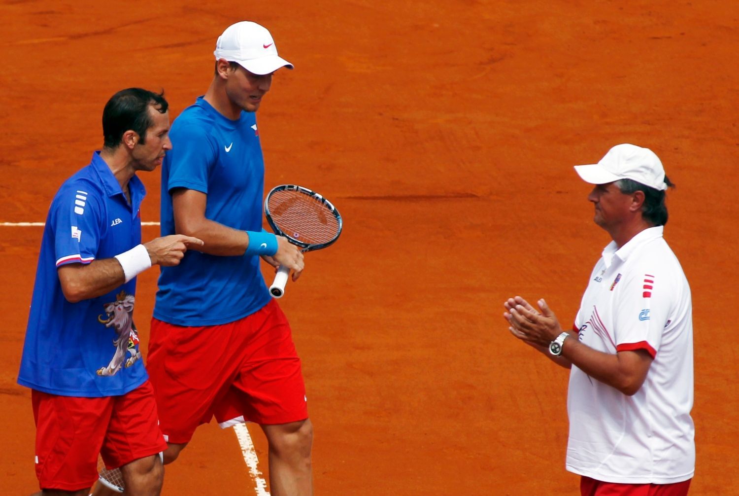 Čeští tenisté Tomáš Berdych, Radek Štěpánek a kapitán Jaroslav Navrátil ve čtyřhře semifinálového utkání Davis Cupu s Argentinci.