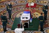 Pravoslavný kněz s kadidlem před rakví s tělem Borise Jelcina a kolem stojící čestnou stráží