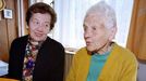 75. narozeniny slavila Eva Haňková (vlevo) ve Žďáře nad Sázavou se svojí maminkou Antonií Neugebauerovou. Fotografie je z roku 2000.