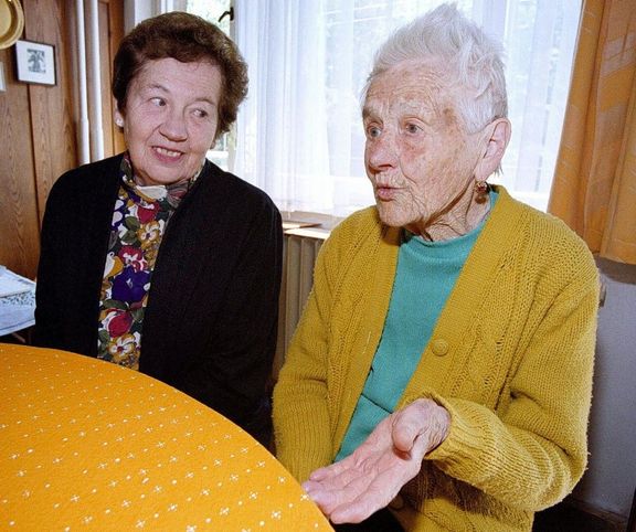 75. narozeniny slavila Eva Haňková (vlevo) ve Žďáře nad Sázavou se svojí maminkou Antonií Neugebauerovou. Fotografie je z roku 2000