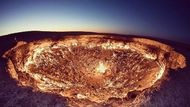 Brána do pekla, plynový kráter Darvaza v turkmenské poušti Karakum, hoří od 70. let po nehodě při vrtání, kdy sovětští geologové zapálili unikající metan.