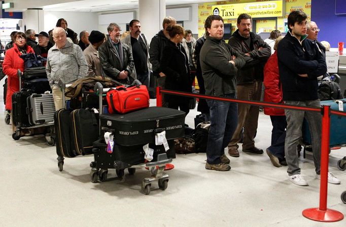 Fronta na informace. Poletí to vůbec někdy? Edinburg - letiště.