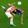 Luka Modrič a Juto Nagatomo v osmifinále MS 2022 Japonsko - Chorvatsko