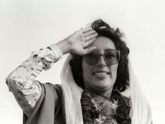 Obří mítinky s voliči se jí staly osudnými. Ale patřily k jejímu politickému stylu. Na snímku salutuje svým příznivcům ve městě Gujranwala v dubnu 1986.