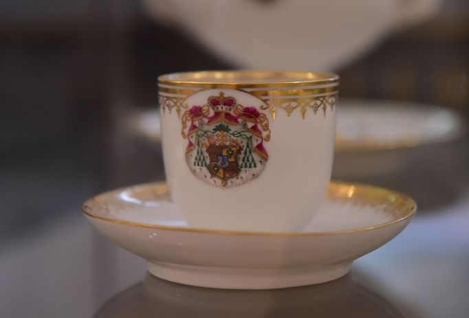 Na snímku je šálek a podšálek s arcibiskupským erbem.