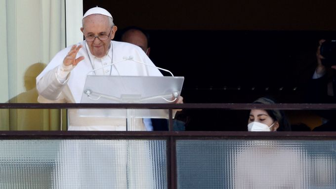 Papež František pozdravil věřící z balkonu kliniky Gemelli  a přednesl pravidelnou nedělní modlitbu.