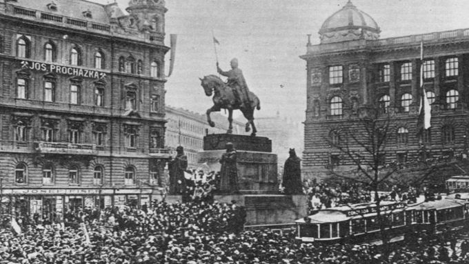 Václavské náměstí, 28. října 1918. Vyhlášení samostatnosti československého státu.