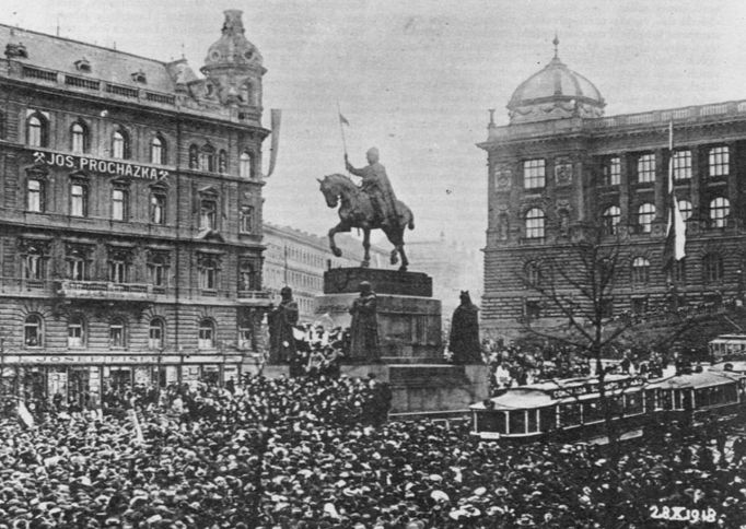 Václavské náměstí, 28. října 1918. Vyhlášení samostatnosti československého státu.