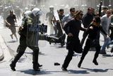 V Aténách se na bouřlivých protestech podepsala nedávná úsporná opatření vlády