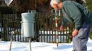 Pan Polášek je na počasí expert. Na téhle meteostanici měří srážky a údaje posílá Českému hydrometeorologickému ústavu, s kterým spolupracuje už několik let. Při kalamitě sahal sníh až k jeho prstu, který ukazuje výšku 60 centimetrů. "Něco takového nepamatuju," dodává.