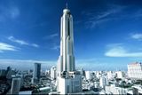 7. místo: Baiyoke Sky 
 Země: Thajsko  Výška: 328 metrů  Sky Baiyoke Hotel se nachází ve 22. až 73. podlaží nejvyšší budovy v Thajsku. Vedle hotelových pokojů zde zákazníci najdou osm restaurací s mezinárodní kuchyní.