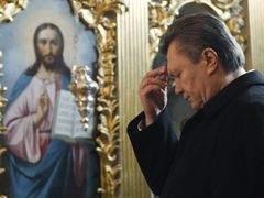 Viktor Janukovyč se rád nechává fotografovat při modlitbách v kostelích. Často opakuje, že je silně věřícím.