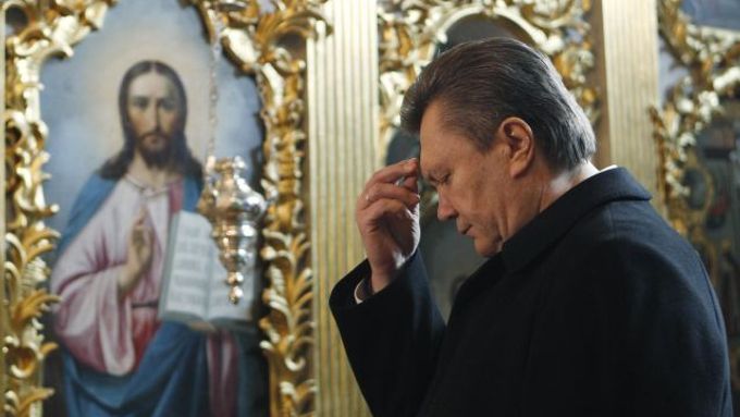 Viktor Janukovyč se rád nechává fotografovat při modlitbách v kostelích. Často opakuje, že je silně věřícím.