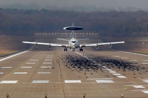 FOTO K hranicím s Ukrajinou míří letouny AWACS