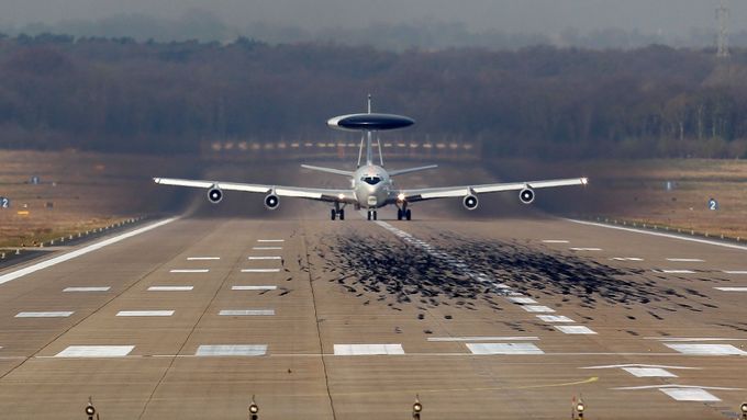 FOTO K hranicím s Ukrajinou míří letouny AWACS