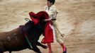 Spanish bullfighter Antonio Nazare gets pushed by a bull upon performing a pass during the third bullfight of the San Fermin festival in Pamplona July 9, 2012.REUTERS/Susana Vera (SPAIN - Tags: SOCIETY) Published: Čec. 9, 2012, 8:42 odp.