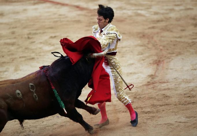 Spanish bullfighter Antonio Nazare gets pushed by a bull upon performing a pass during the third bullfight of the San Fermin festival in Pamplona July 9, 2012.REUTERS/Susana Vera (SPAIN - Tags: SOCIETY) Published: Čec. 9, 2012, 8:42 odp.