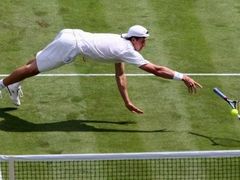 Robinsonáda Igora Andrejeva během zápasu s Jamesem Blakem na turnaji ve Wimbledonu.