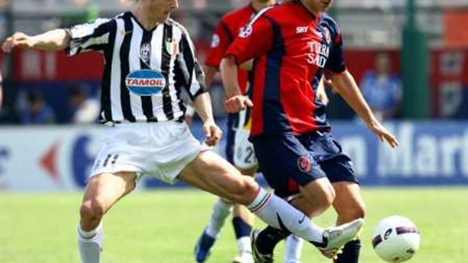 Pavel Nedvěd z Juventusu Turín v souboji s hráčem Cagliari Danielem Contim.