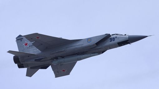 Ruský MiG-31 vyzbrojený hypersonickou raketou Kinžal.