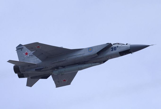 Ruský MiG-31 vyzbrojený hypersonickou raketou Kinžal.