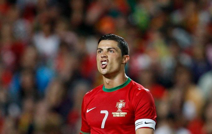 Christiano Ronaldo gestikuluje v přátelském utkání mezi Portugalskem a Tureckem.