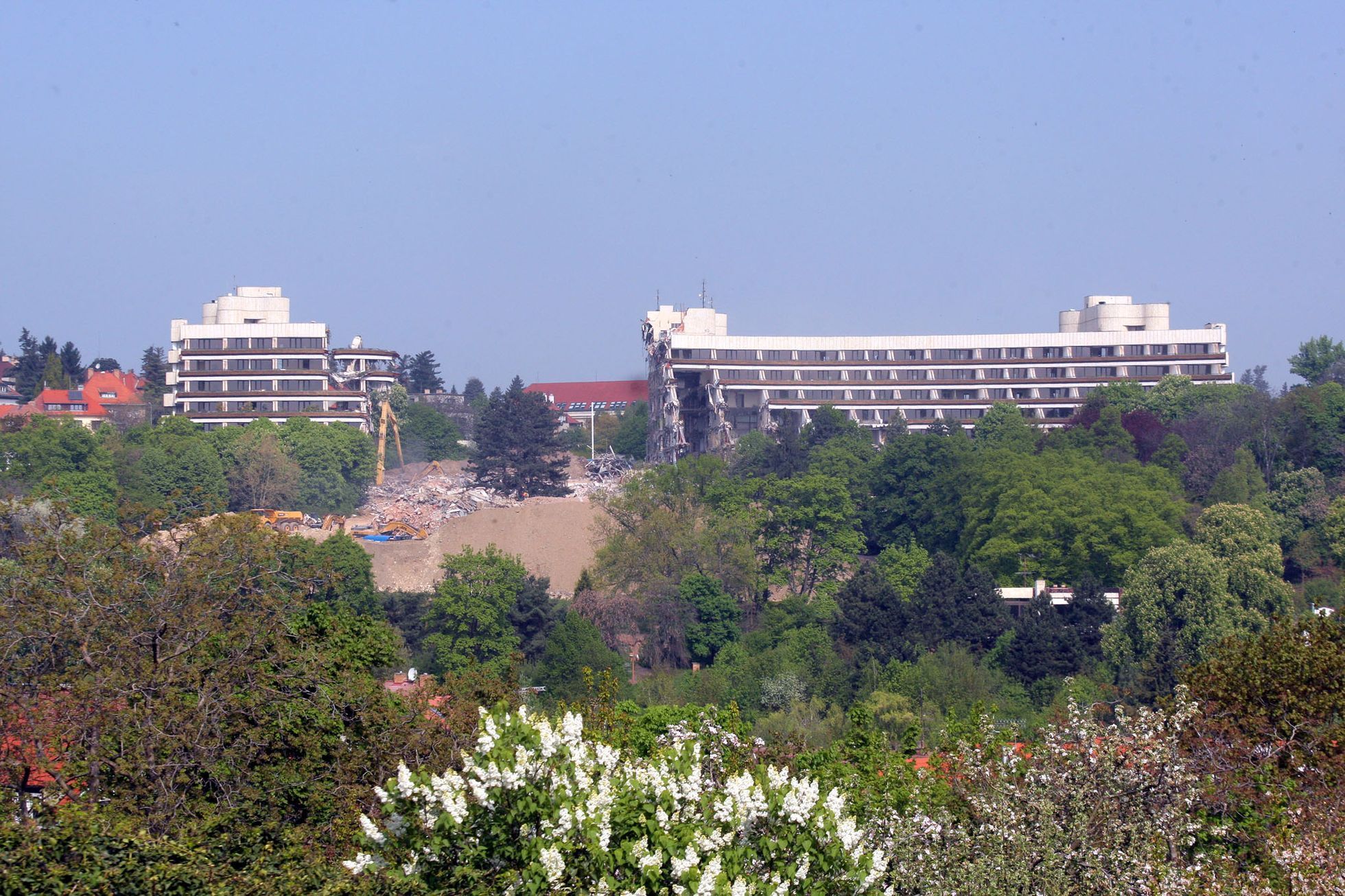 Bourání hotelu Praha