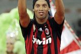 Ronaldinho v novém dresu zdraví zaplněné San Siro.