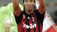 Ronaldinho v novém dresu zdraví zaplněné San Siro.