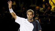 Americký tenista Pete Sampras mává divákům po exhibičním zápase proti Rogeru Federerovi, ve kterém na třetí pokus zvítězil.