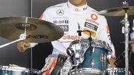 Lewis Hamilton se místo volantu posadil za bicí soupravu.