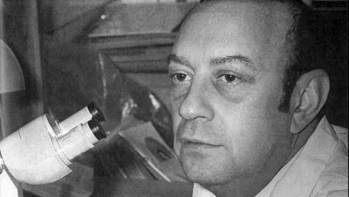 Leonid Cypkin byl uznávaným vědcem v oboru patologie. Na snímku je v laboratoři u Moskvy začátkem 70. let, kdy napsal texty shromážděné v nynější knize.